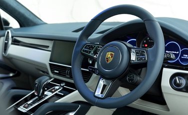 Porsche Cayenne Turbo S E-Hybrid 9