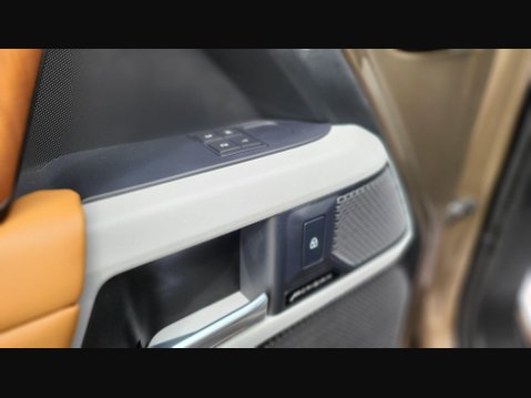 Land Rover Defender X-DYNAMIC HSE MHEV 22