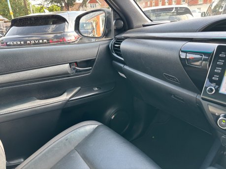 Toyota Hilux 2.8 D-4D Invincible X Pickup Double Cab 4dr Diesel Auto 4WD Euro 6 (204 ps) 36