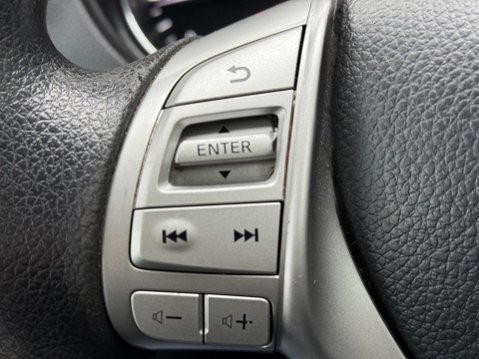 Nissan Qashqai 1.5 dCi Visia 2WD Euro 5 (s/s) 5dr 17