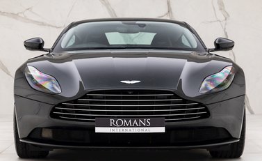 Aston Martin DB11 V8 4