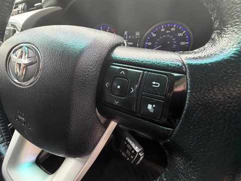 Toyota Hilux INVINCIBLE X 4WD D-4D DCB 32