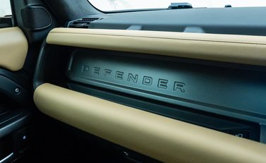 Land Rover Defender 90 D350 X-DYNAMIC HSE 26