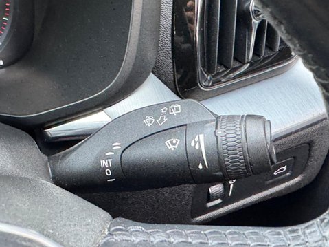 Volvo XC60 2.0 D4 Momentum SUV 5dr Diesel Auto AWD Euro 6 (s/s) (190 ps) 35