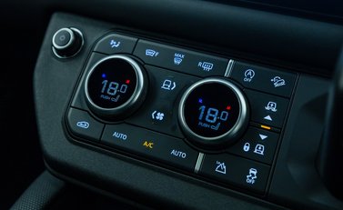 Land Rover Defender 110 V8 Bond Edition 27