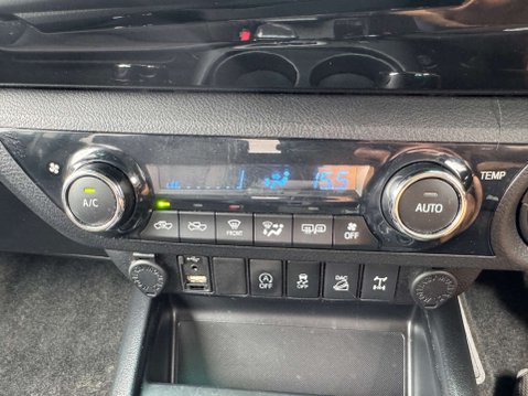 Toyota Hilux 2.4 HI-Luxury Invincible D-4D 4WD Double Cab Auto 4WD 5dr 12