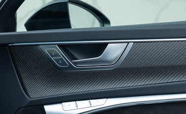 Audi RS6 Avant Carbon Black 24
