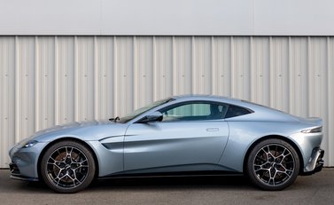 Aston Martin V8 Vantage 2
