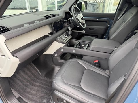 Land Rover Defender SE MHEV 33