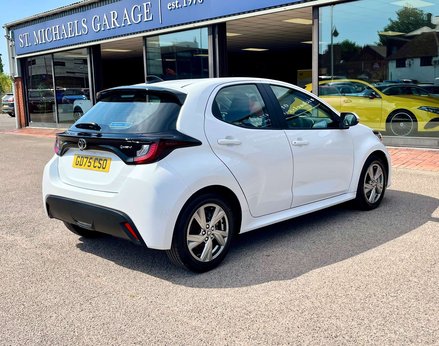 Toyota Yaris ICON HEV CVT 8