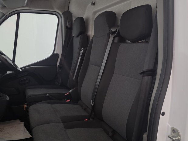 Renault Master RENAULT MASTER LWB DIESEL FWD LM35dCi 135 Business+ Medium Roof Van 15