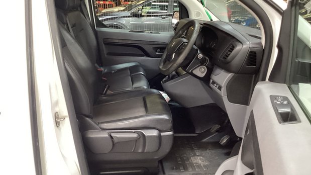 Peugeot Expert MWB L2H1 Professional 2700 Air Con Sensors Tow Bar EURO 6 NO VAT 9