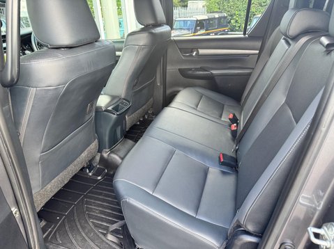 Toyota Hilux INVINCIBLE X 4WD D-4D DCB 32