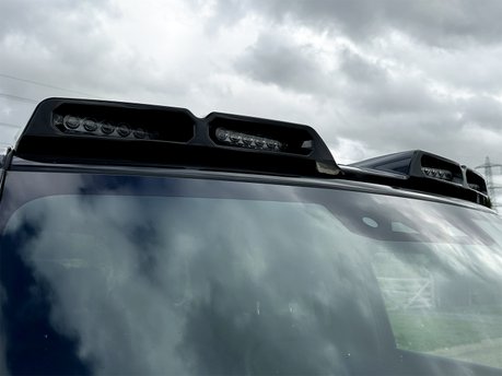 Land Rover Defender V8 31