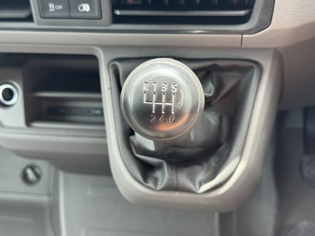 Volkswagen Crafter MWB L2H2 [SOLD CR] High Roof Commerce Plus Cr35 Air Con Cruise EURO 6 40