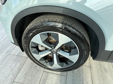 Volvo XC40 2.0 B4 MHEV Plus Dark DCT Auto Euro 6 (s/s) 5dr 8