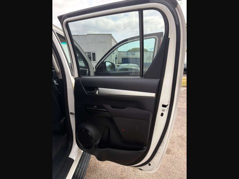 Toyota Hilux 2.4 D-4D Invincible Pickup Double Cab 4dr Diesel Auto 4WD Euro 6 (s/s) (TSS 35