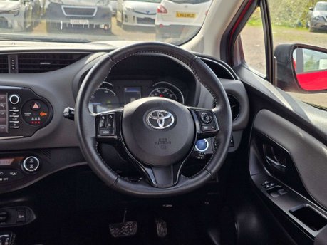 Toyota Yaris 1.5 VVT-h Icon Tech Hatchback 5dr Petrol Hybrid E-CVT Euro 6 (s/s) (100 ps) 31