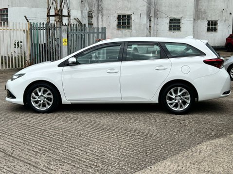 Toyota Auris VVT-I ICON TECH TOURING SPORTS 18