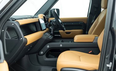 Land Rover Defender 110 V8 14