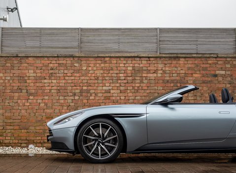 Aston Martin DB11 Volante 25