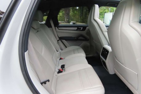 Porsche Cayenne 3.0 V6 E-Hybrid 17.9kWh Platinum Edition TiptronicS 4WD Euro 6 (s/s) 5dr (3 11