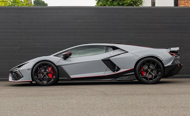 Lamborghini Revuelto 3