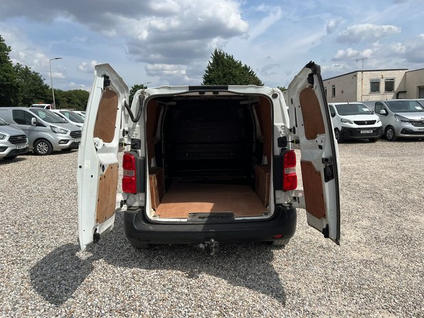 Peugeot Expert MWB L2H1 Low Roof Professional 2700 Air Con Tow Bar EURO 6 NO VAT 11