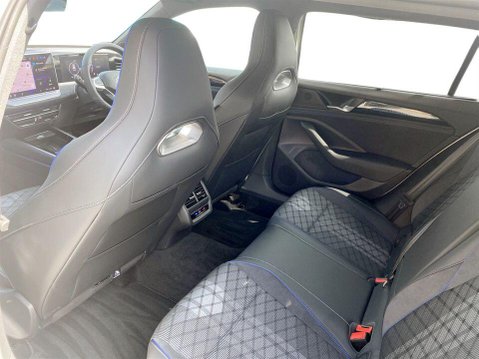 Volkswagen Passat 1.5 TSI eHybrid 19.7kWh R-Line Estate 5dr Petrol Plug-in Hybrid DSG Euro 6 20
