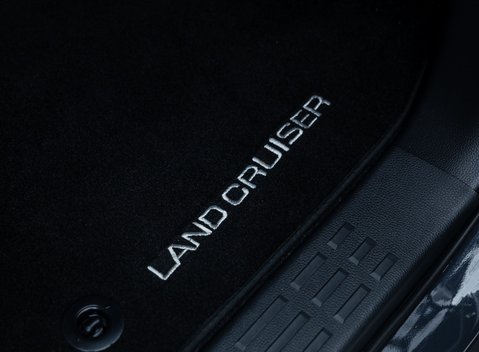 Toyota Land Cruiser Invincible 38