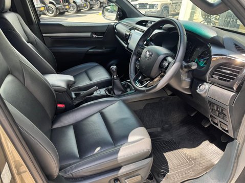 Toyota Hilux INVINCIBLE X 4WD D-4D DCB 19
