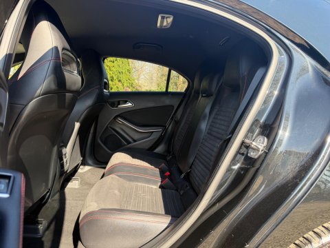 Mercedes-Benz A Class 2.1 A200d AMG Line (Premium) 7G-DCT Euro 6 (s/s) 5dr 18