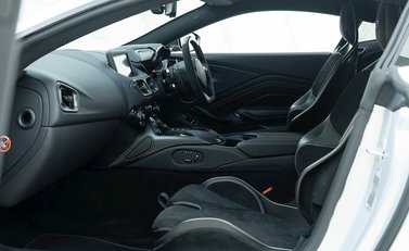 Aston Martin V12 Vantage 13