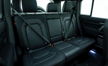 Land Rover Defender 110 X-Dynamic S D300 MHEV 13