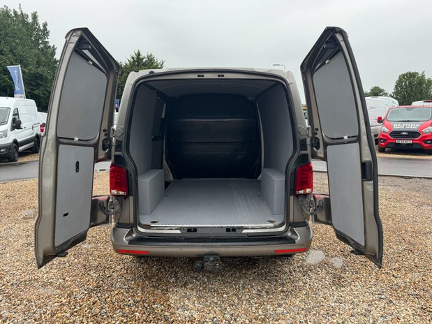 Volkswagen Transporter AUTO SWB L1H1 Highline T32 Air Con Alloys Sensors Tow Bar EURO 6 8