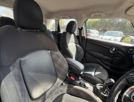 Mini Hatch Cooper D 1.5 Steptronic Automatic Chili / Media XL 5 door - PRO SAT NAV 4