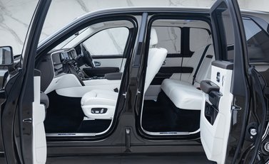 Rolls-Royce Cullinan Series II BLACK BADGE 42