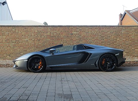 Lamborghini Aventador LP 700-4 Roadster 12