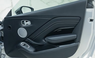 Aston Martin V8 Vantage 22