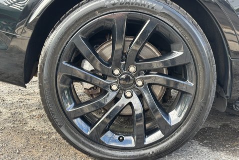 Land Rover Discovery D300 HSE Panel Van - Rear Seat Conversion / Black Pack 39