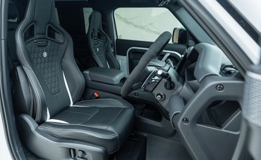 Land Rover Defender 90 V8 P525 URBAN 14