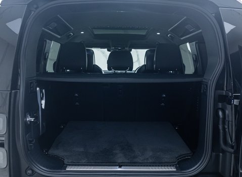 Land Rover Defender 110 OCTA Black 37