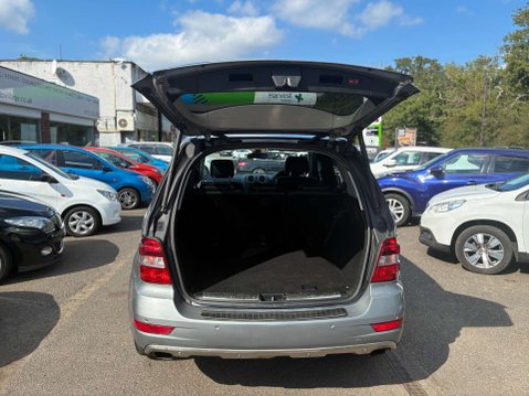 Mercedes-Benz M Class 3.0 ML300 CDI V6 BlueEfficiency Sport SUV 5dr Diesel G-Tronic 4WD Euro 5 (2 6