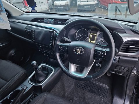 Toyota Hilux INVINCIBLE 4WD D-4D DCB 8