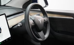Tesla Model Y LONG RANGE AWD Comfort Suspension GROK AI Panoramic Roof One Owner VATQ 22
