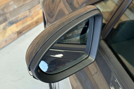 Volkswagen Golf 35.8kWh e-Golf Hatchback 5dr Electric Auto (136 ps) 60