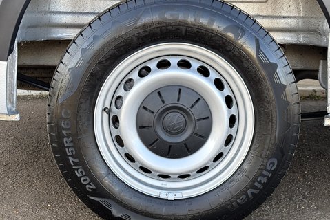Volkswagen Crafter CR35 177 ps Tdi L2 H2 Trendline DSG Panel Van 31