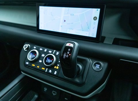 Land Rover Defender 110 D300 HSE Hard Top URBAN 16