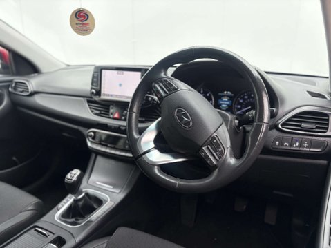 Hyundai i30 1.6 CRDi Premium Hatchback 5dr Diesel Manual Euro 6 (s/s) (115 ps) 35