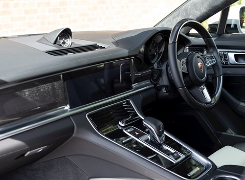 Porsche Panamera Turbo Sport Turismo 16